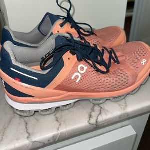 On cloud sneakers size 7.5